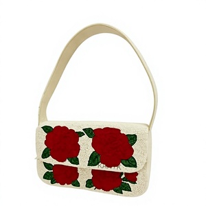Sac bandoulière en toile blanc à bordure rouge, motif sportif tendance, élégant avec broderie ski, forme rectangulaire - Product Image 4