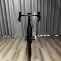 Vélo de route en carbone 2026 700c 24 vitesses Frein à disque hydraulique Cadre aérodynamique 8,5 kg Léger Selle de course confortable Charge 150 kg