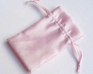 Bolsa de Joyería de Satén Rosa Suave, Ecológica y de Lujo, con Logotipo Personalizado, Biodegradable, con Cordón, para Regalos - Product Image 1