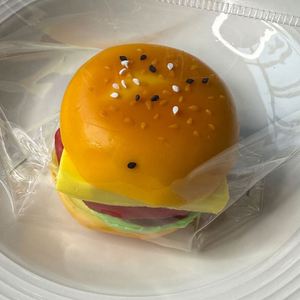 NUEVO Juguete Antiestrés Viral de Tiktok, Taba Sticky Hamburger, Textura Cremosa Súper Pegajosa, Regalo para Niños y Adultos con Temática de Comida - Product Image 1