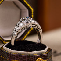 Bague S925 de style royal européen (plaqué or blanc 18 carats) avec un diamant de laboratoire taille ancienne européenne et un motif inspiré de la dentelle du XIXe siècle