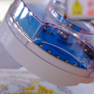 <span class=keywords><strong>Machine</strong></span> à broder informatisée à strass mixtes thermocollants, moteur haute précision, écran tactile, fonctionnement automatique avec roulement - Product Image 3
