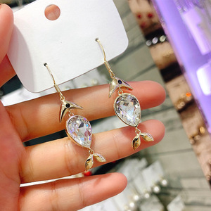 Eleganti Orecchini Pendenti Geometrici a Mezzaluna con Perle, Gioielli Minimalisti da Donna - Product Image 4