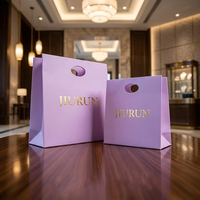 Sac cadeau en papier personnalisé avec logo en feuille d'or, découpe à la forme, poignée perforée, sac de shopping de luxe recyclable pour bijoux, cosmétiques, emballage de boutique