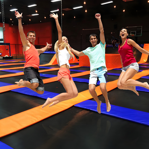 Aire de jeux intérieure personnalisable en acier et nylon - Labyrinthe de trampolines multi-niveaux moderne pour centres commerciaux et parcs d'attractions |   Sûr - Product Image 1