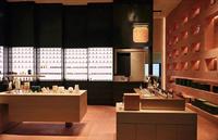 Comptoir de présentation de parfums en marbre au design intérieur unique pour parfumerie, armoire à parfums cintrée en placage de bois