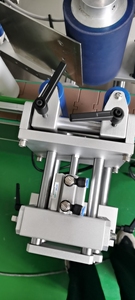 Máquina automática de etiquetado de etiquetas de cubo de lata de cubo de grasa de pintura - Product Image 6