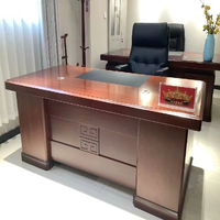 Ensemble de bureaux de direction au design moderne pour les gestionnaires, les directeurs généraux, les patrons, les postes de travail de bureau, les bureaux