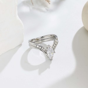 แหวนสแตนเลสทรงวีประดับเพชรซิคอนสองชั้นแบบฝังลายวินเทจ - สง่างามระดับไฮเอนด์ เหมาะสำหรับงานแต่งงานและงานปาร์ตี้ - Product Image 4