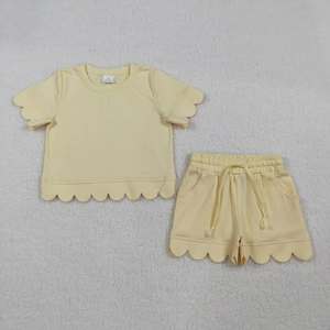 Ensemble court 2 pièces en coton pour petites filles, couleur unie, bord festonné, prêt à expédier, tenues d'été de boutique en gros - Product Image 4