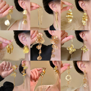 Pendientes <span class=keywords><strong>de</strong></span> Borla con Flores Doradas Retro al por Mayor - Joyería <span class=keywords><strong>de</strong></span> Oreja Elegante y <span class=keywords><strong>de</strong></span> Lujo para Mujer - Product Image 3