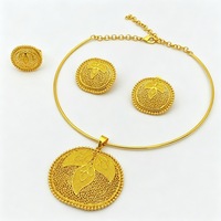 Ensemble de bijoux tendance pour jeunes mariés : boucles d'oreilles, collier et bague