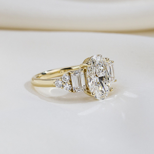 Anillo de Compromiso MSR-2243 Messi Jewelry de Oro Amarillo de 10K con Tres Diamantes Cultivados en Laboratorio con Corte Ovalado - Product Image 3
