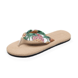 Infradito da donna estive leggere con fiori, per interni/esterni, casual, con tacco piatto, con fascia floreale, classiche da spiaggia effetto paglia - Product Image 5