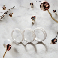 Trendiger Komfort-Fit 4mm 6mm 8mm Weißer Keramik-Ring mit Mehrfarbigen Optionen für Verlobung, Jahrestag oder Eheringe