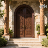 Villa de luxe de style italien avec une porte principale en teck cintré à double battant, design de porte principale, portes d'entrée pour la maison