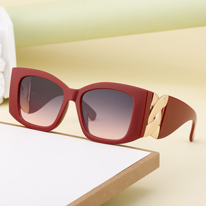 Gafas de sol de ojo de gato de alta gama para mujer, montura negra, lentes de PC, protección UV400, estilo de viaje y escenario - Product Image 5