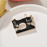 Nouvelle Broche Épinglette en Alliage Noir et Rouge en Forme de Machine à Coudre, Badge de Couturière, Bijou de Fête, Accessoire de Décoration pour Vêtements, Cadeau