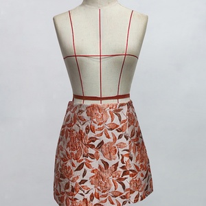 Mini-jupe en tissu jacquard gaufré de couleur unie, simple et tendance, de haute qualité, personnalisable en gros (OEM) - Product Image 4