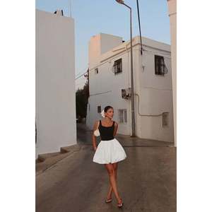 Vestido Largo Negro Lena con Cuello Cuadrado, Elegante, Talla Grande, con Volantes Decorativos, para Eventos Formales y de Club - Product Image 4