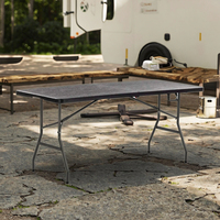 Table en plastique de 5 pieds avec conception moderne de grain de bois pliable en deux pour l'entrée, la villa, l'hôtel ou l'hôpital.
