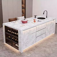 Îlot de cuisine de luxe blanc avec rangement pour vin, plaque de cuisson à induction intégrée, bar de cuisine moderne multifonctionnel en acier inoxydable