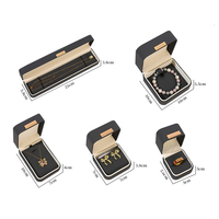 Coffret de Luxe Premium Doré pour Bijoux, Boîte à Bijoux Bordeaux en PU avec Plaque Dorée, pour Bagues et Colliers, Décoration de Boutique de Bijouterie
