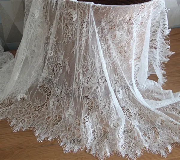 Vente en gros 100% nylon dentelle de cils Chantilly tissu élégant blanc tulle dentelle maille pour mariage robe de soirée femmes décoration