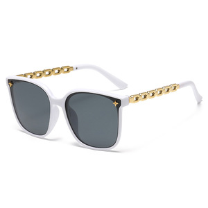 Lunettes de soleil pour femmes, monture noire, chaîne dorée, protection UV400, tendance pour les fêtes et les rassemblements - Product Image 3