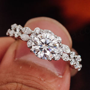 Anillos de Joyería de Moda Personalizados de Oro Sólido de 10k, 14k y 18k con Moissanita Redonda de Corte DEF, Hechos a Mano, para Compromiso y Boda para Mujer - Product Image 1