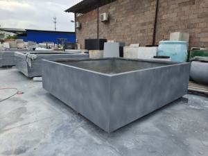 Pot de fleurs rectangulaire sur mesure en PRV (polyrénol polymère) léger et résistant à la corrosion pour centres commerciaux, parcs, intérieur/extérieur - Product Image 2