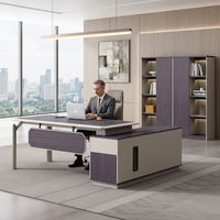 Bureau de direction moderne de luxe en placage de bois, sur mesure, avec panneau géométrique bicolore, pieds métalliques et armoire latérale, pour bureau de PDG