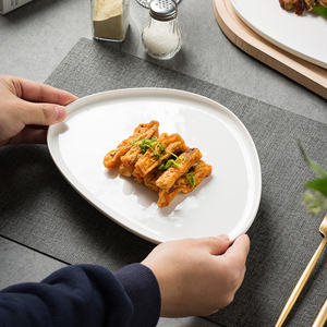Assiette de table triangulaire en céramique pour restaurant, en porcelaine blanche pure, pour desserts, steaks, pâtes, sushis et salades - Product Image 3