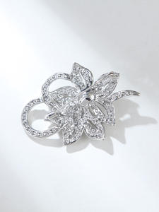 เข็มกลัดรูปดอกไม้สองกลีบประดับมุกเม็ดใหญ่และคริสตัลสีเงิน ขายดีอันดับต้นๆ - Product Image 5