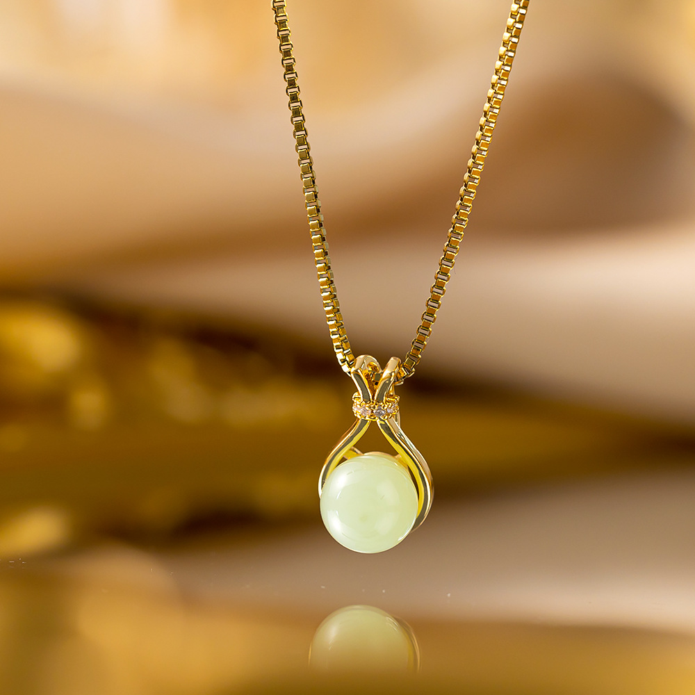 sac porte-bonheur en perles vertes dorées