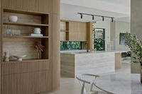 Meubles de cuisine minimalistes en bois clair Vermonhouzz avec îlot cascade blanc, ensemble d'armoires modulaires sans poignées pour la maison