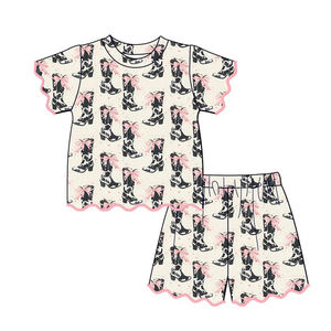 GSSO3642 Conjunto Infantil Personalizado para Niña Activa con Estampado de Flores Azules, Manga Corta y Detalle Festoneado, Venta al Por Mayor - Product Image 3