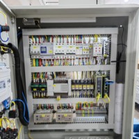 Caja de Control Eléctrico Personalizada de 440V, Centro de Automatización PLC de 100A con HMI Integrado para Monitoreo de Procesos Técnicos
