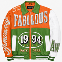 Blouson universitaire personnalisé pour homme en peau d'agneau, avec lettres en strass, patch monogramme clouté, blocs de couleurs tricolores et appliqué, style streetwear