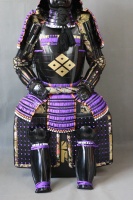 Ensemble complet d'armure de samouraï japonais pour spectacle, noir et violet avec casque à crête diamantée dorée, décoration d'intérieur pour adulte