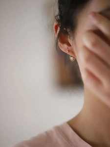 Vente en gros GOL Dtutu Boucles d'oreilles créoles en or pur 9K avec perle d'eau douce torsadée et fermoir au design élégant et discret, certifiées par un tiers, unisexe - Product Image 4