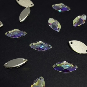 Shimmering for Glass 3188 Abbellisce Giacche in Denim Effetto Vissuto per un'Estetica Urbana Audace e Audace nelle Città - Product Image 3