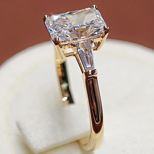 Bague de fiançailles SGARIT personnalisable en or <span class=keywords><strong>blanc</strong></span> 18 carats avec diamant de laboratoire taille radiant IGI de 0,5 à 3 carats et accents baguette - Product Image 1