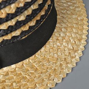 Chapeau de paille rayé pour femme, large bord, protection solaire, style boater, idéal plage et extérieur, collection été 2025 - Product Image 4