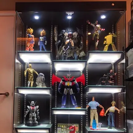Perakende mağaza oyuncak şekil ekran kılıfları ahşap temperli cam aksiyon figürleri vitrin showroom dükkanı