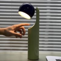 Lampe de chevet LED portable et rechargeable au design moderne, en forme de figurine humanoïde en céramique, pour chambre, hôtel, extérieur et camping