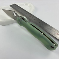 Le C81 est un couteau pliant EDC à lame unique, doté d'un manche texturé antidérapant et d'un trou pour le pouce pour une ouverture facile d'une seule main.