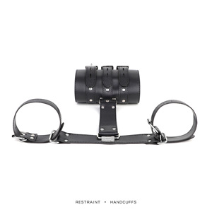 Menottes en cuir noir avec boucles métalliques pour la retenue et le bondage des adultes - Product Image 3