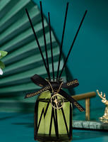 Diffuseur de parfum en verre plat vert olive foncé avec ruban et pendentif cerf, bâtonnets en fibre noire, décoration de luxe pour la maison et la salle de bain