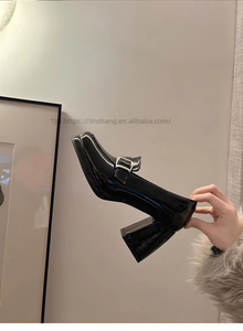 รองเท้าส้นสูงของผู้หญิงรองเท้าหนังส้นสี่เหลี่ยมหัวเหลี่ยมสีดำ - Product Image 5
